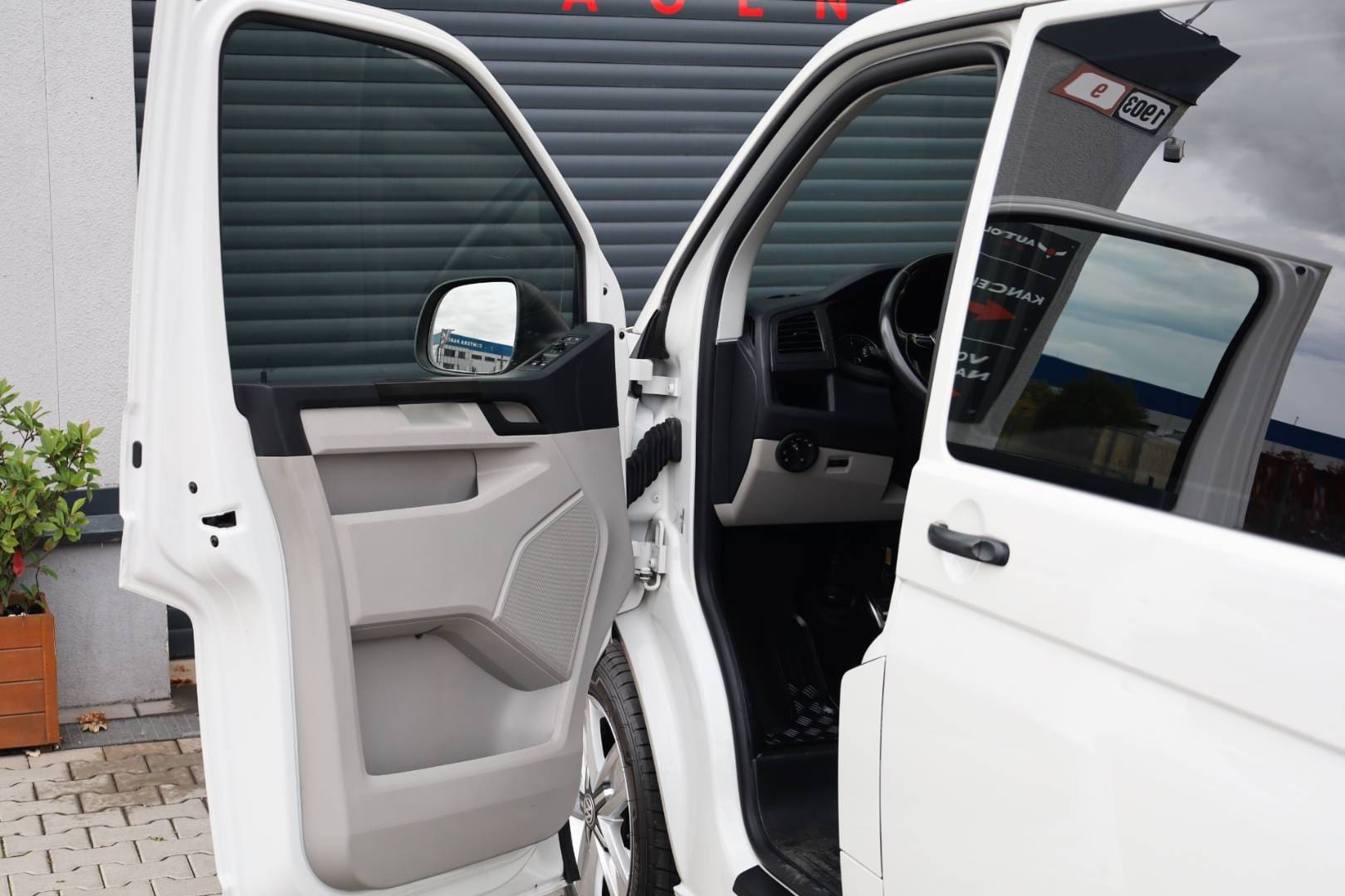 Volkswagen-T6-Transporter-20-TDi-Business-Van-DSG-10