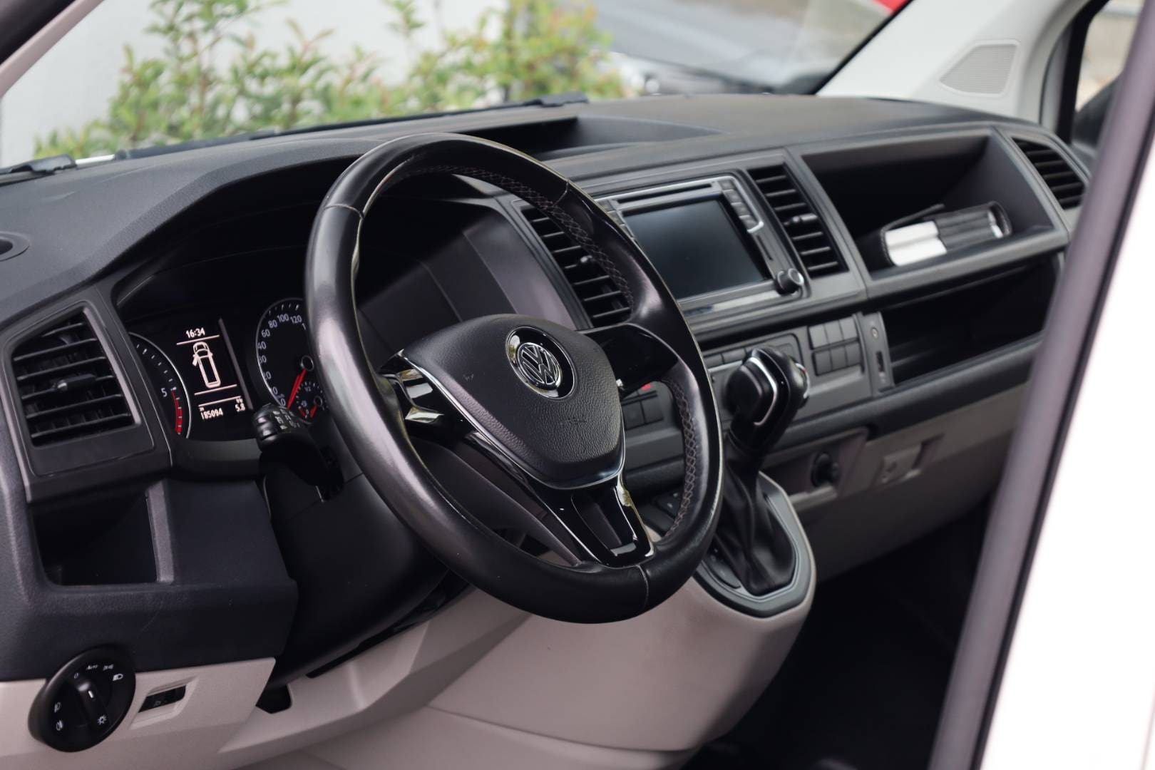 Volkswagen-T6-Transporter-20-TDi-Business-Van-DSG-11