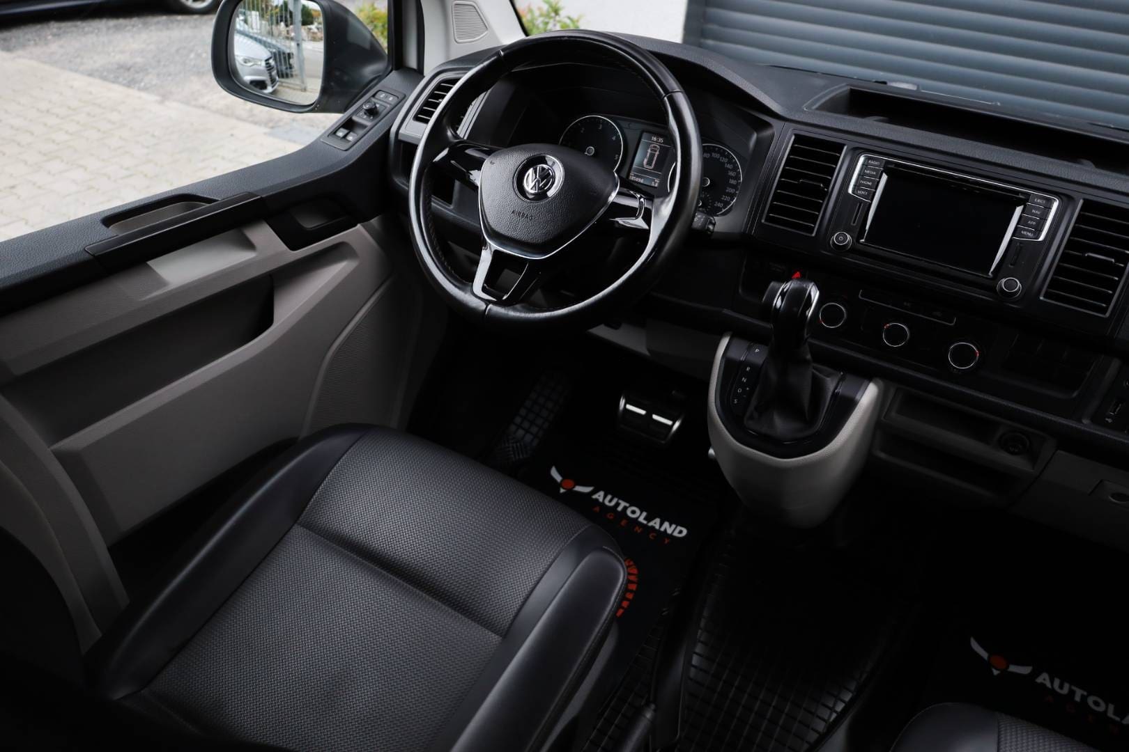 Volkswagen-T6-Transporter-20-TDi-Business-Van-DSG-14