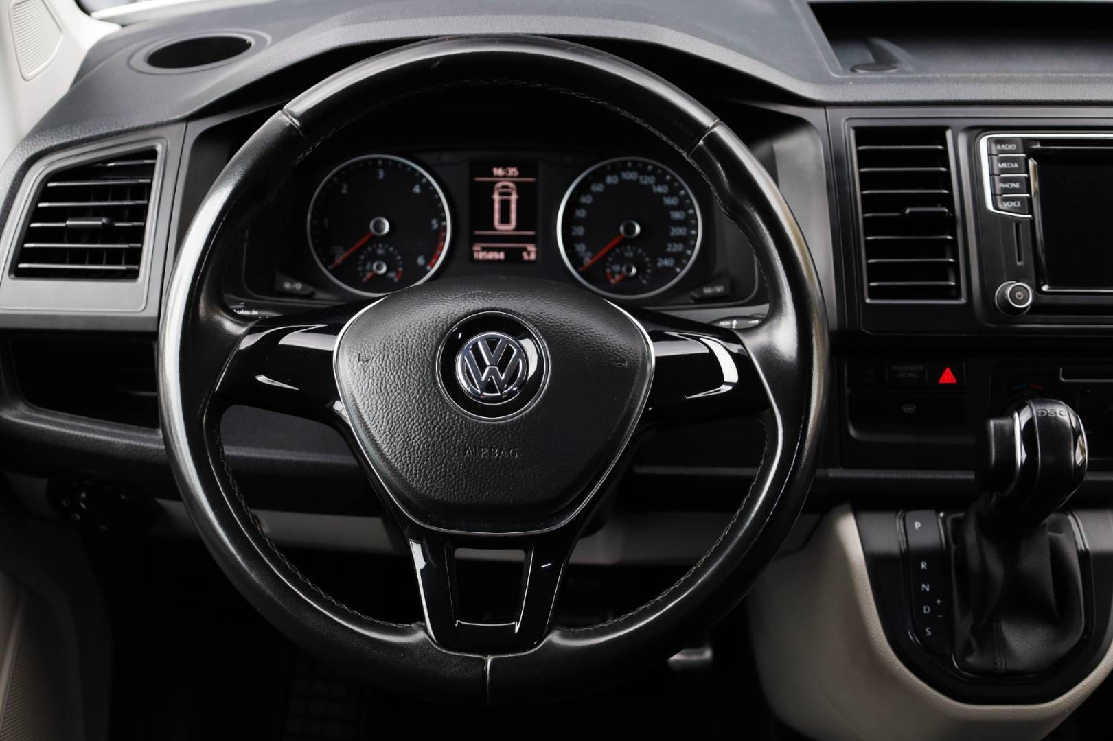 Volkswagen-T6-Transporter-20-TDi-Business-Van-DSG-16