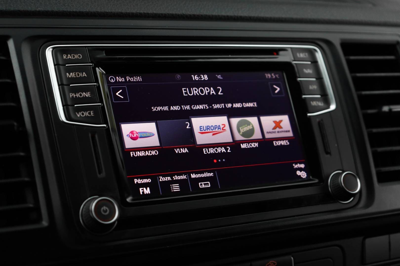 Volkswagen-T6-Transporter-20-TDi-Business-Van-DSG-22