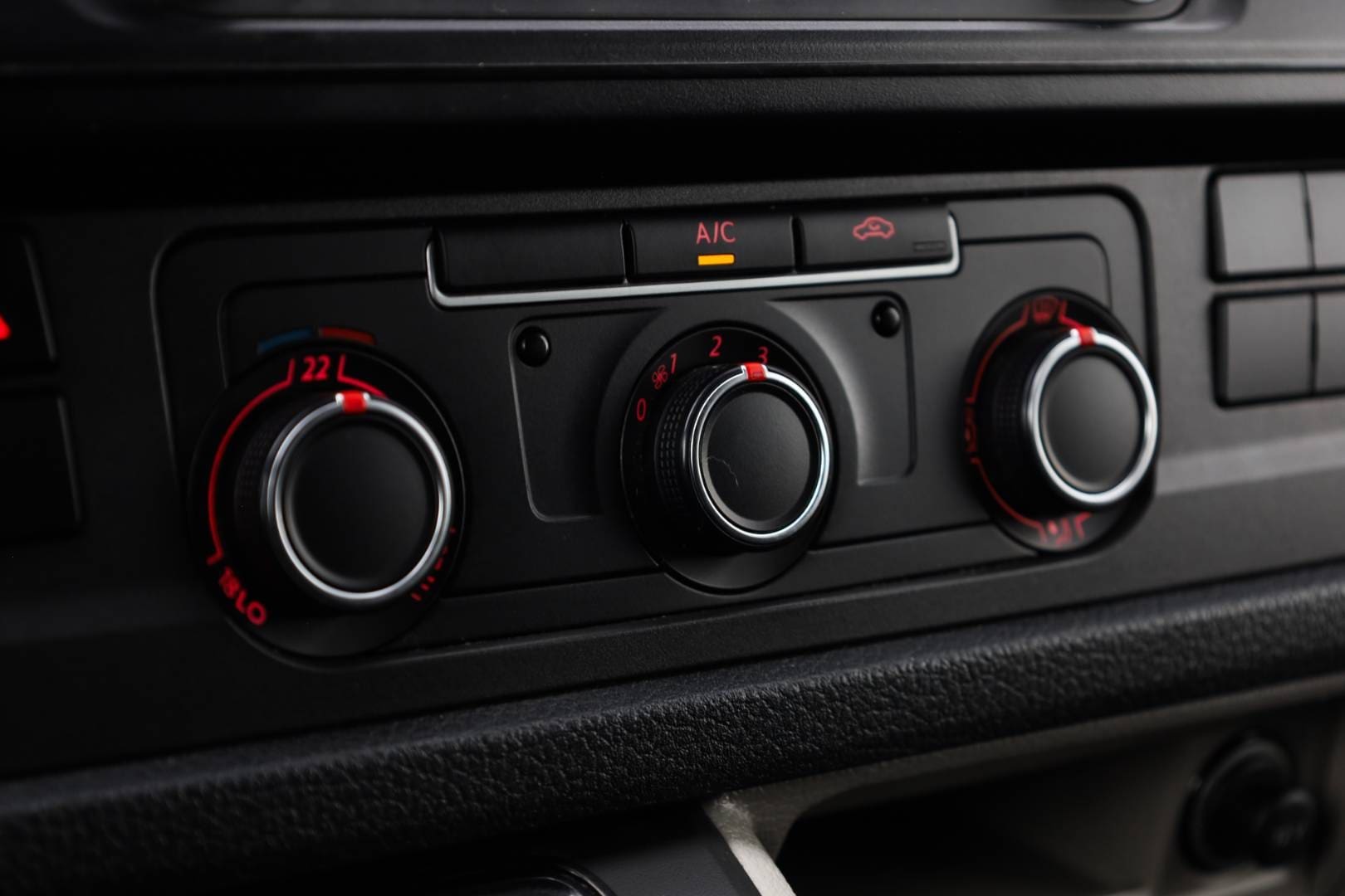 Volkswagen-T6-Transporter-20-TDi-Business-Van-DSG-27