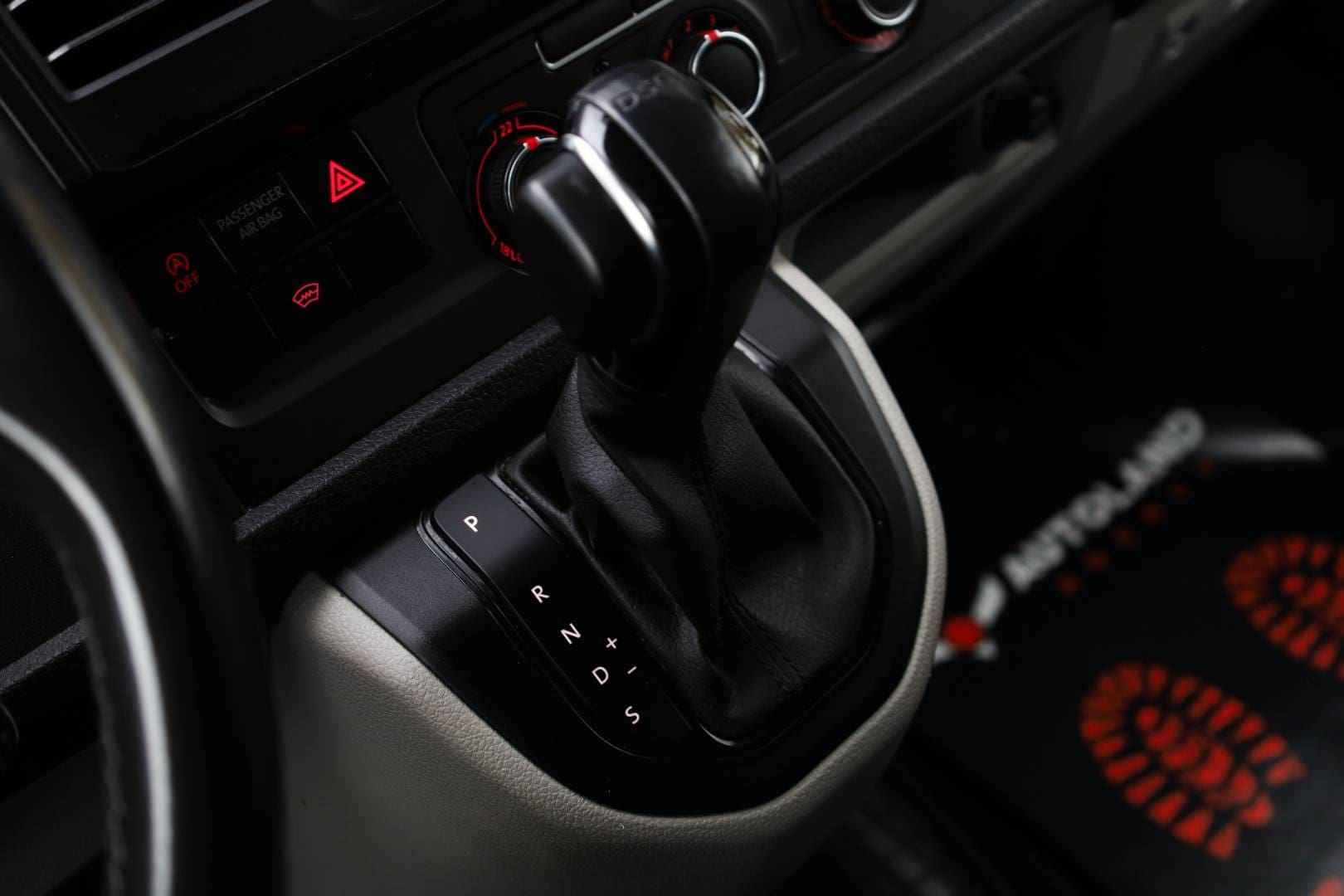 Volkswagen-T6-Transporter-20-TDi-Business-Van-DSG-30