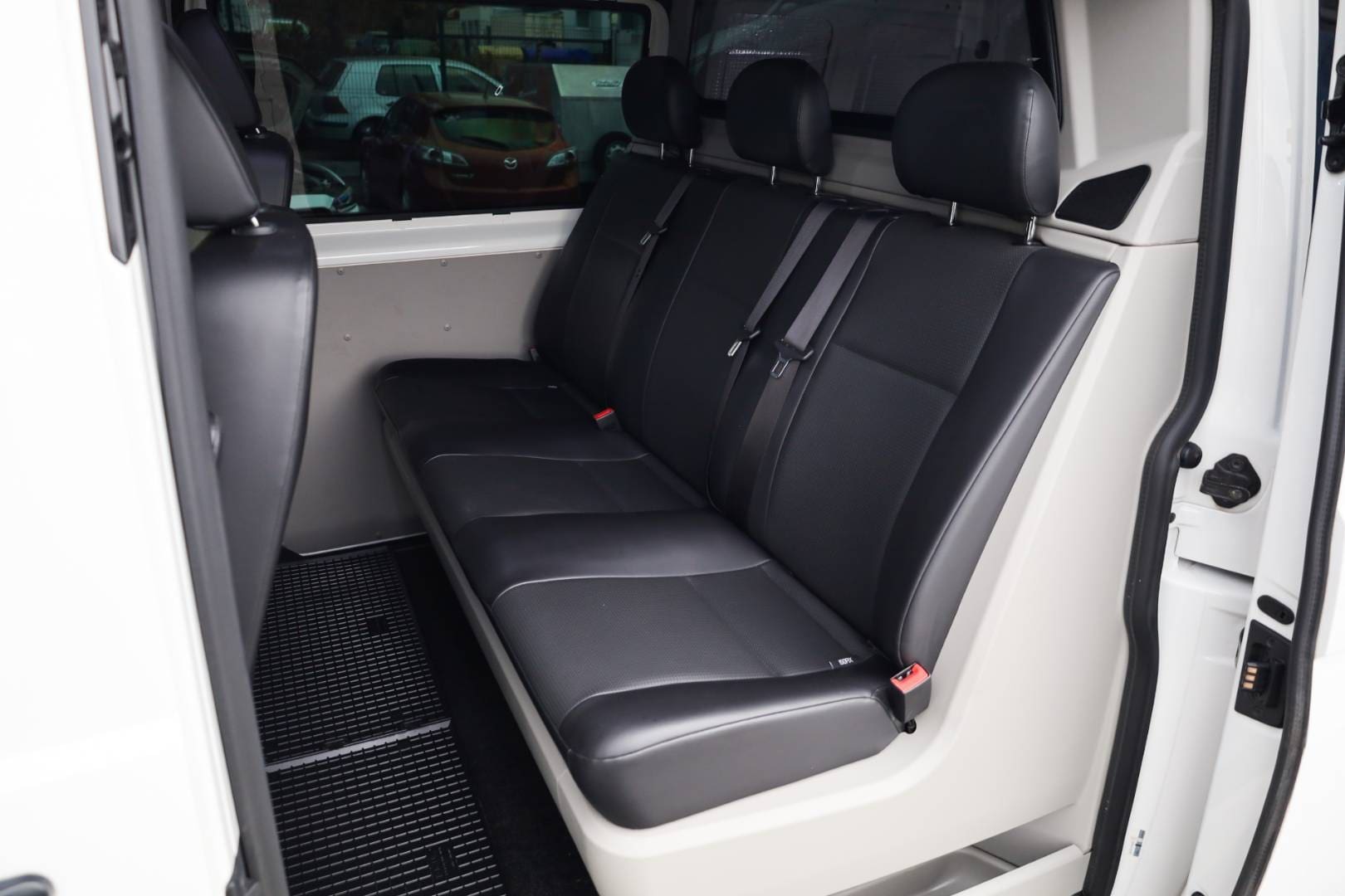 Volkswagen-T6-Transporter-20-TDi-Business-Van-DSG-34