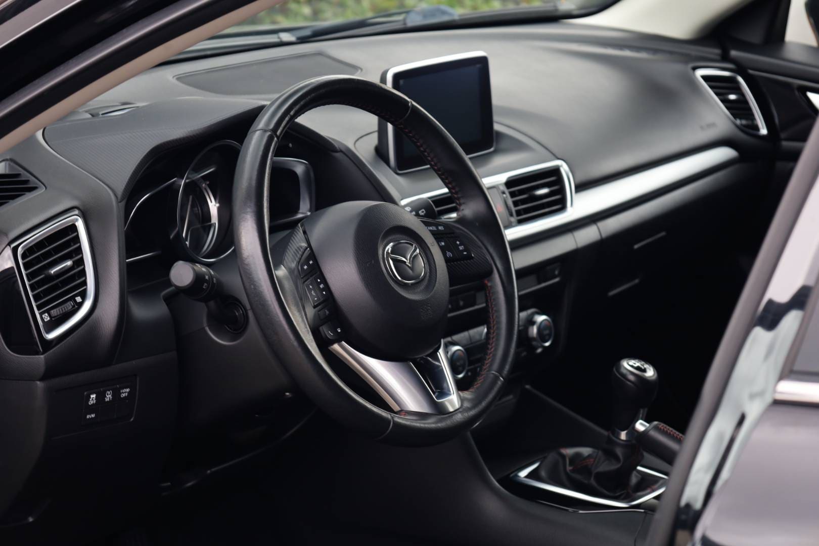 Mazda-3-20-Skyactiv-G165-Revolution-11