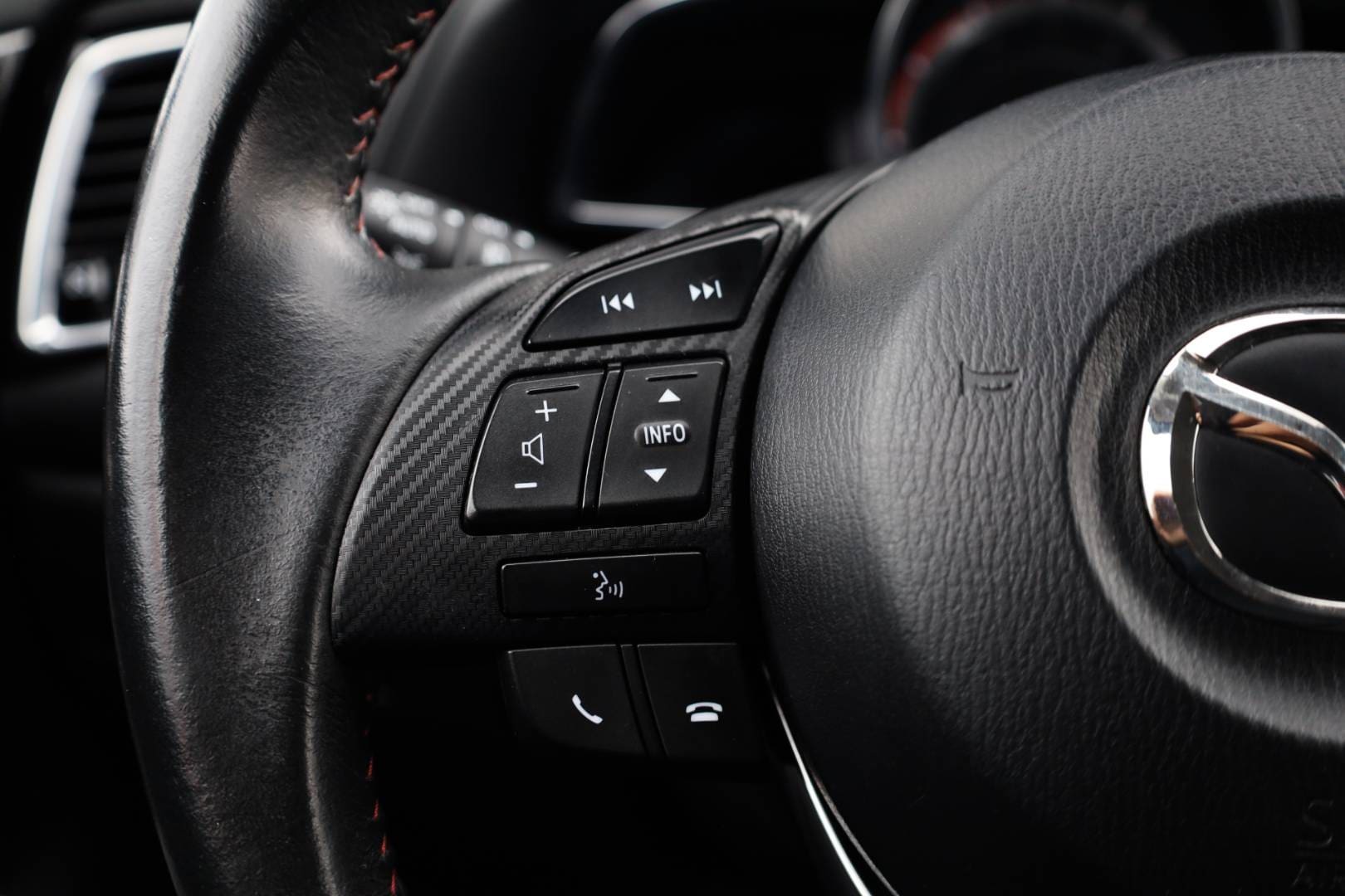 Mazda-3-20-Skyactiv-G165-Revolution-17