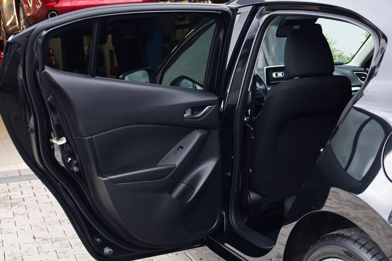 Mazda-3-20-Skyactiv-G165-Revolution-36