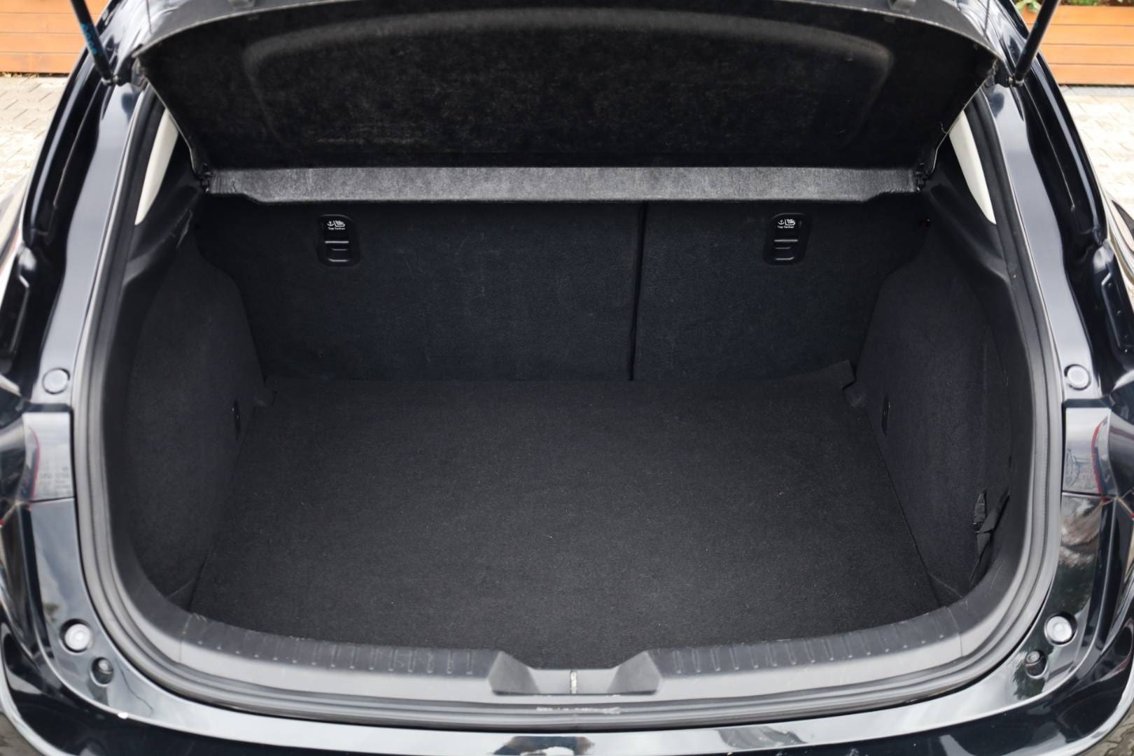 Mazda-3-20-Skyactiv-G165-Revolution-38