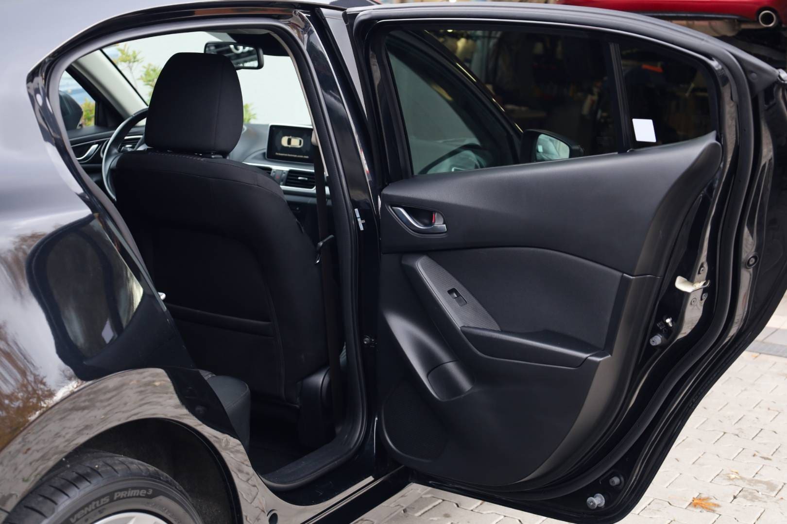 Mazda-3-20-Skyactiv-G165-Revolution-40