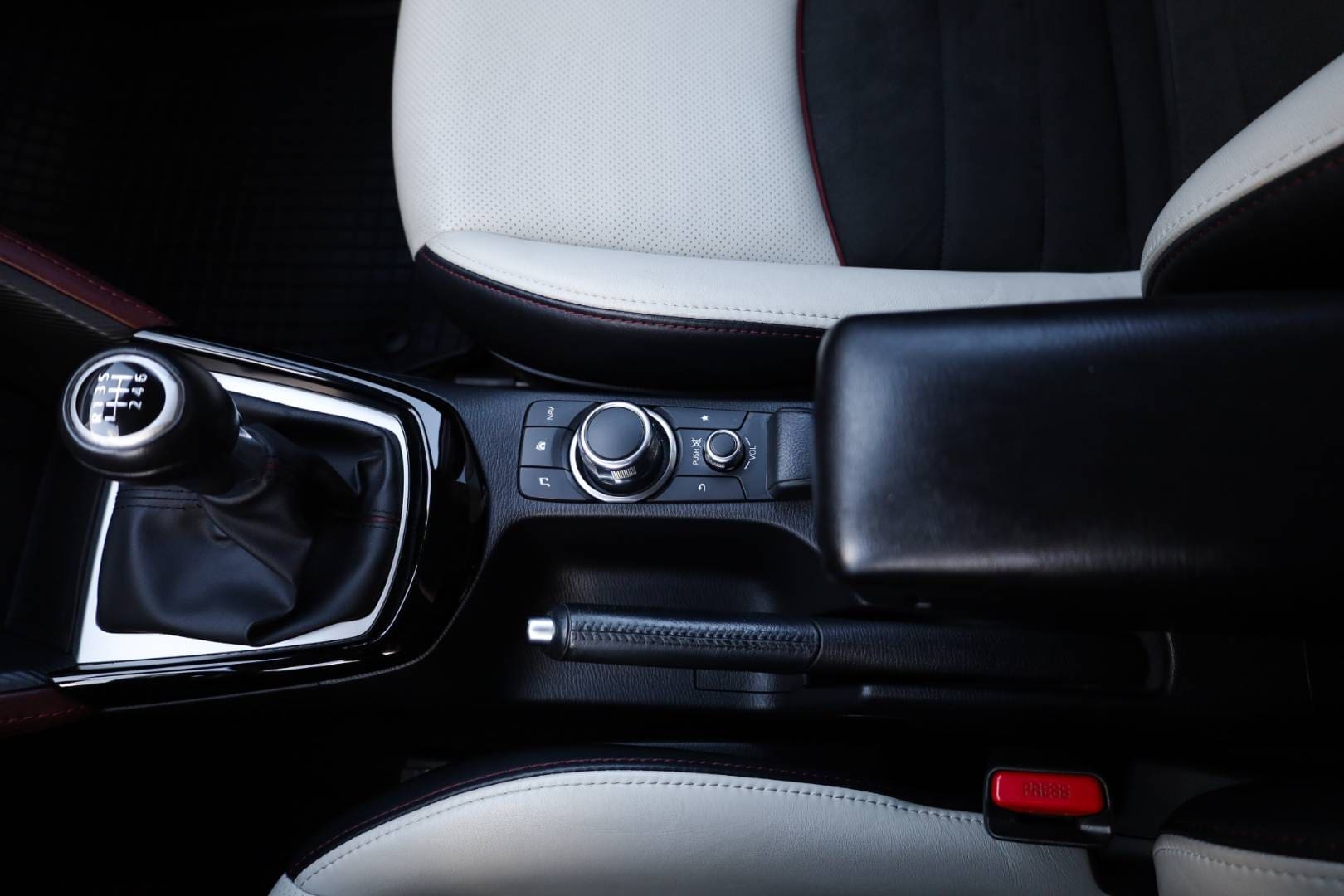 Mazda-CX-3-20-Skyactiv-G150-Revolution-TOP-AWD-35