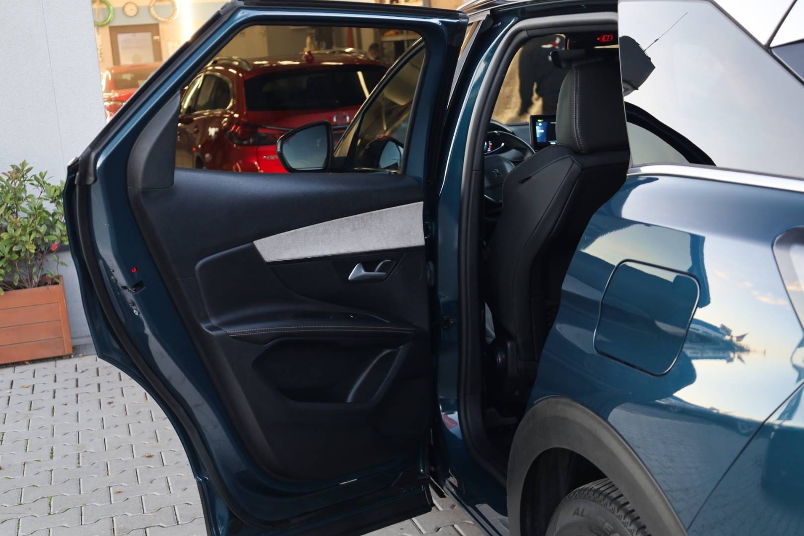 Peugeot-3008-16-Hybrid-225k-GT-Pack-AT-39