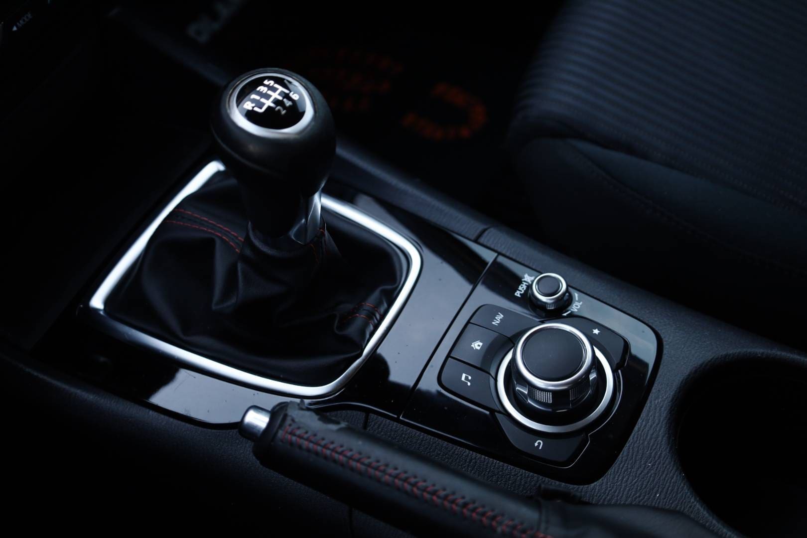 Mazda-3-20-Skyactiv-G120-Revolution-32